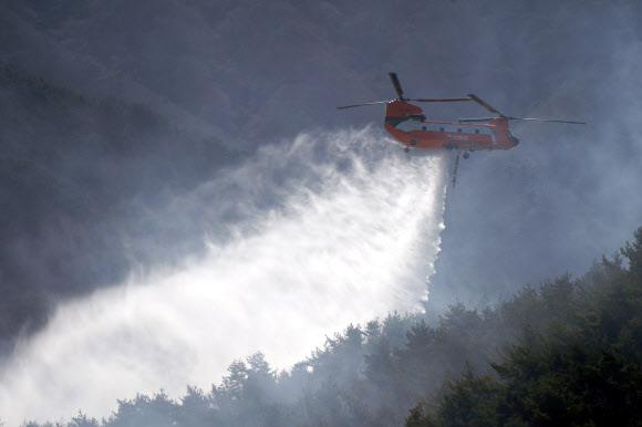 산림 당국 헬기가 23일 경남 함양군 마천면에서 산불 진화 작업을 하고 있다. 2026.2.23  산림청 제공