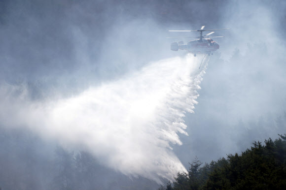 산림 당국 헬기가 23일 경남 함양군 마천면에서 산불 진화 작업을 하고 있다. 2026.2.23  산림청 제공