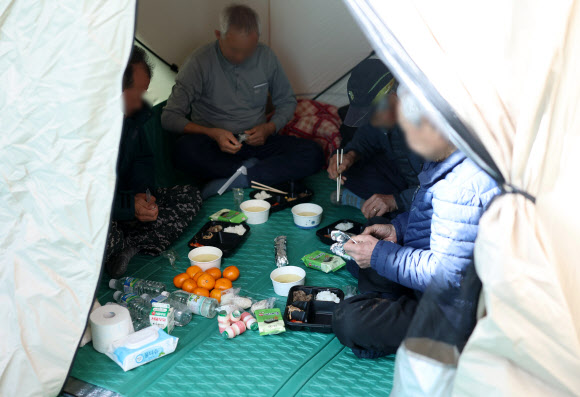 23일 경남 함양군 유림면 유림어울림체육관에 마련된 함양 산불 이재민 대피소에서 이재민이 점심을 먹고 있다. 2026.2.23  연합뉴스