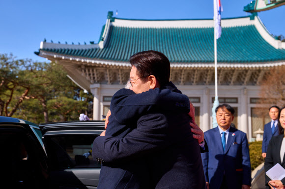 이재명 대통령이 23일 청와대에서 국빈 방한한 루이스 이나시우 룰라 다시우바 브라질 대통령을 포옹하며 맞이하고 있다. 2026.2.23  청와대 제공