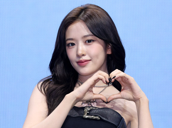 그룹 아이브(IVE)의 안유진이 23일 서울 광진구 예스24라이브홀에서 열린 두 번째 정규앨범 ‘리바이브 플러스’(REVIVE+) 언론 공개회에서 포즈를 취하고 있다. 2026.2.23  연합뉴스