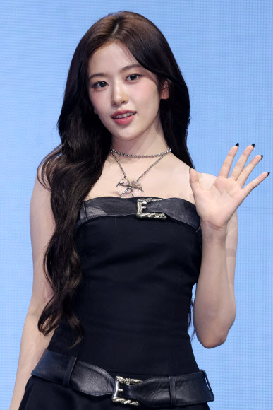 그룹 아이브(IVE)의 안유진이 23일 서울 광진구 예스24라이브홀에서 열린 두 번째 정규앨범 ‘리바이브 플러스’(REVIVE+) 언론 공개회에서 포즈를 취하고 있다. 2026.2.23  연합뉴스