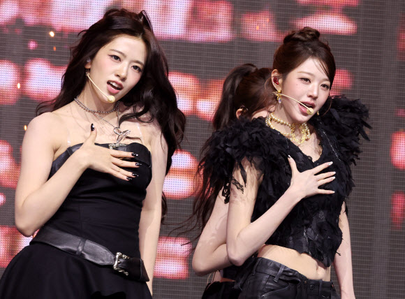 그룹 아이브(IVE)의 안유진(왼쪽)과 장원영이 23일 서울 광진구 예스24라이브홀에서 열린 두 번째 정규앨범 ‘리바이브 플러스’(REVIVE+) 언론 공개회에서 타이틀 곡 ‘블랙홀’을 선보이고 있다. 2026.2.23  연합뉴스