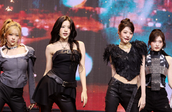 그룹 아이브(IVE)가 23일 서울 광진구 예스24라이브홀에서 열린 두 번째 정규앨범 ‘리바이브 플러스’(REVIVE+) 언론 공개회에서 타이틀 곡 ‘블랙홀’을 선보이고 있다. 2026.2.23  연합뉴스