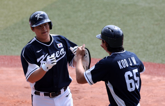 23일 일본 오키나와현 가데나의 가데나 구장에서 열린 2026 월드베이스볼클래식(WBC) 대한민국 야구대표팀과 한화의 연습경기. 2회초 대표팀 7번타자 노시환이 투런 홈런을 날린 뒤 구자욱과 기뻐하고 있다. 2026.2.23  연합뉴스