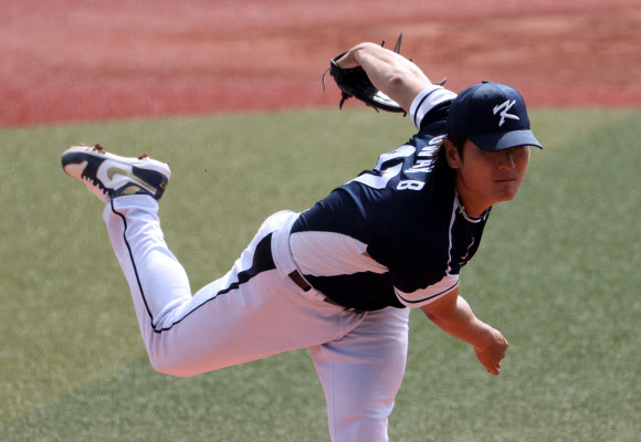 23일 일본 오키나와현 가데나의 가데나 구장에서 열린 2026 월드베이스볼클래식(WBC) 대한민국 야구대표팀과 한화의 연습경기. 대표팀 선발투수 곽빈이 역투하고 있다. 2026.2.23  연합뉴스