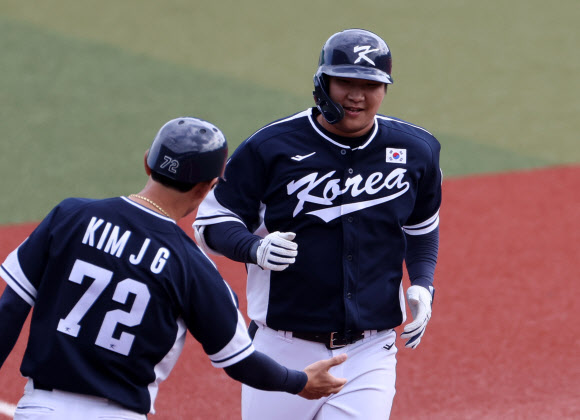 23일 일본 오키나와현 가데나의 가데나 구장에서 2026 월드베이스볼클래식(WBC) 대한민국 야구대표팀과 한화의 연습경기. 7회초1사 1루에서 대표팀 문보경이 홈런을 날린 뒤 그라운드를 돌고 있다. 2026.2.23  연합뉴스