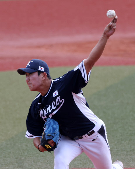 23일 일본 오키나와현 가데나의 가데나 구장에서 2026 월드베이스볼클래식(WBC) 대한민국 야구대표팀과 한화의 연습경기. 3회 마운드에 오른 대표팀 투수 손주영이 투구하고 있다. 2026.2.23  연합뉴스