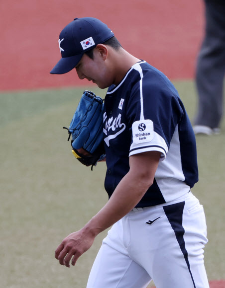 23일 일본 오키나와현 가데나의 가데나 구장에서 2026 월드베이스볼클래식(WBC) 대한민국 야구대표팀과 한화의 연습경기. 선발 곽빈에 이어 마운드에 오른 대표팀 투수 손주영이 투구를 마친 뒤 더그아웃으로 향하고 있다. 2026.2.23  연합뉴스