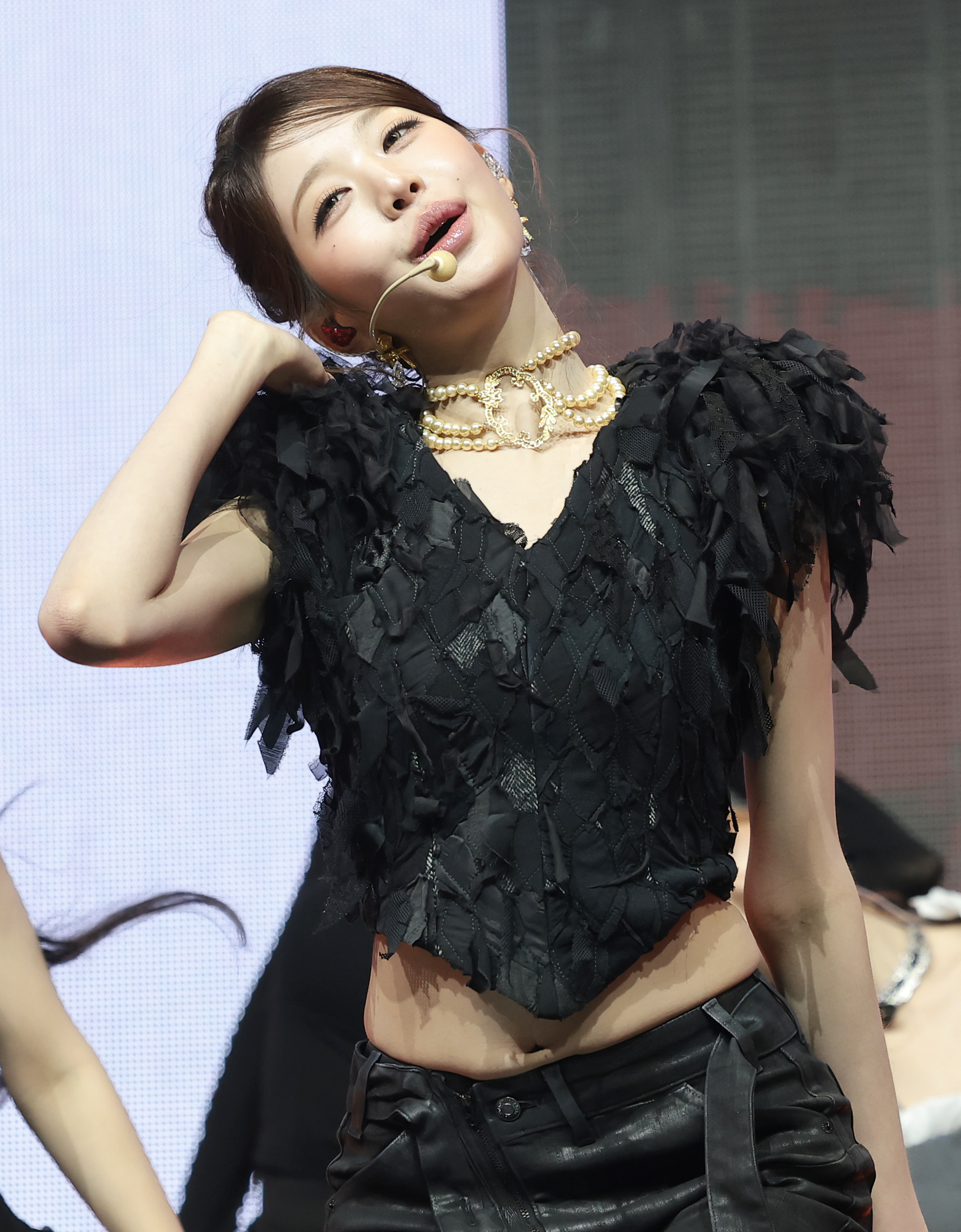 장원영 ‘블랙홀’