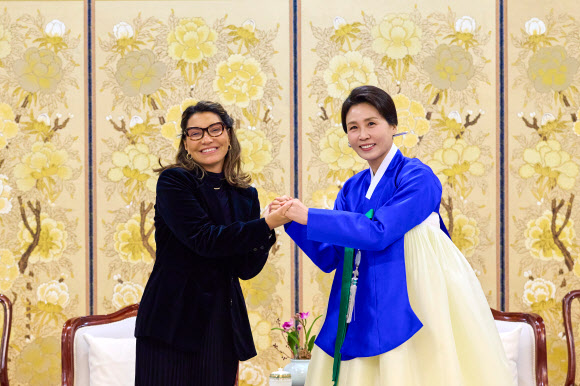 김혜경 여사가 23일 청와대에서 루이스 이나시우 룰라 다시우바 브라질 대통령과 함께 국빈 방한한 호잔젤라 여사와 환담 전 기념촬영을 하고 있다. 2026.2.23  청와대 제공