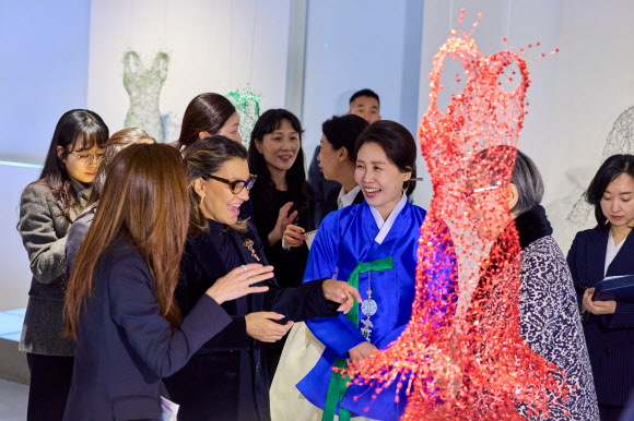 김혜경 여사와 호잔젤라 다시우바 브라질 영부인이 23일 서울 종로구 서울공예박물관에서 전시물을 관람하고 있다. 2026.2.23  청와대 제공