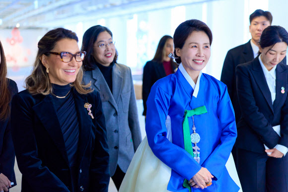 김혜경 여사와 호잔젤라 다시우바 브라질 영부인이 23일 서울 종로구 서울공예박물관에서 전시물을 관람하고 있다. 2026.2.23  청와대 제공