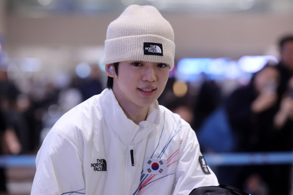 한국 피겨 남자 싱글의 ‘간판’ 차준환이 23일 인천국제공항 2터미널을 통해 귀국하고 있다. 2026.2.23 연합뉴스