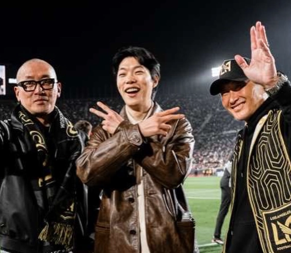 배우 하정우(왼쪽)가 미국에서 파격적인 삭발 스타일로 포착돼 눈길을 끌었다. 인스타그램 캡처