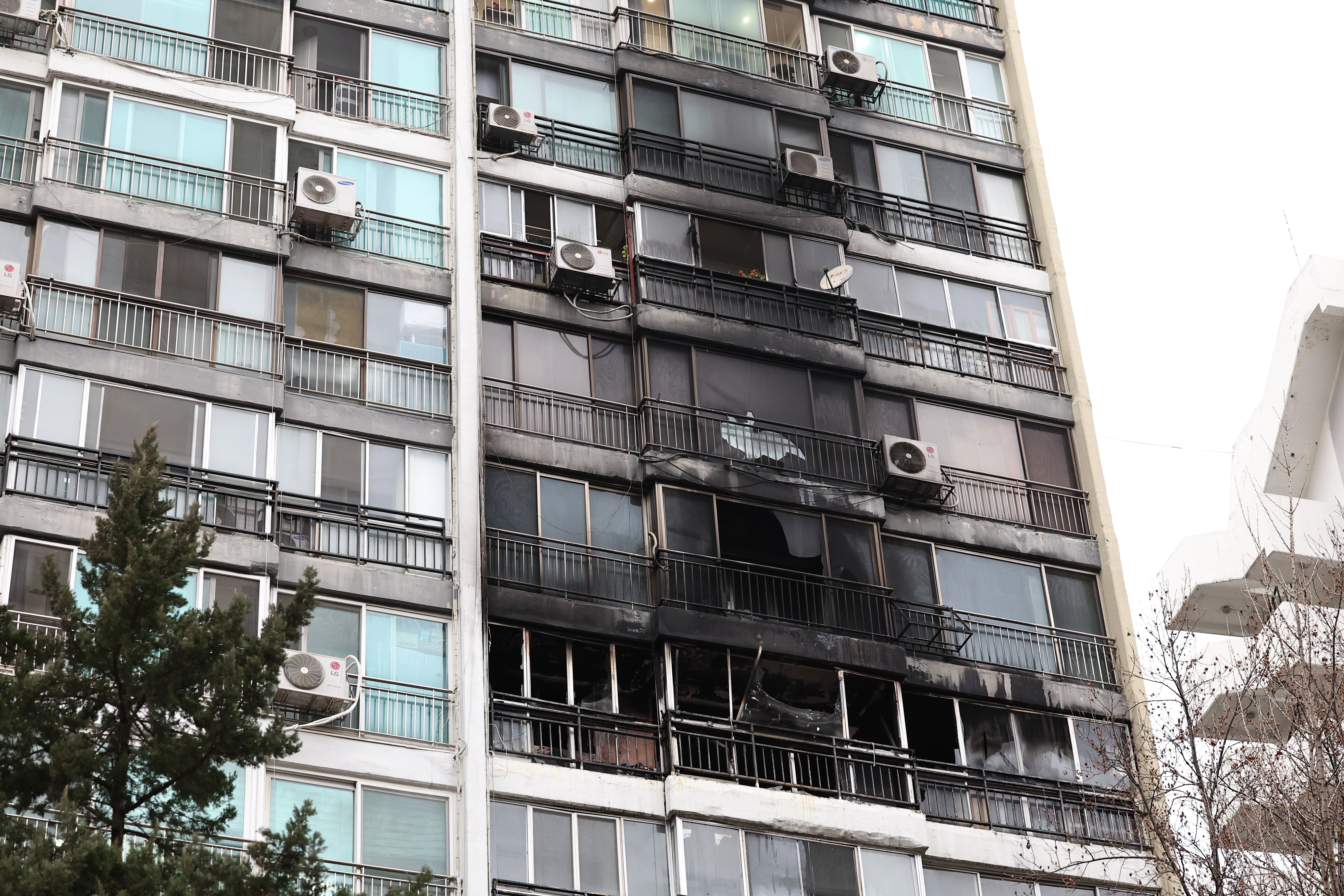 화재 발생한 은마아파트  24일 화재가 발생한 서울 대치동 은마아파트  외벽이 검게 그을려 있다. 2026.02.24. 뉴시스