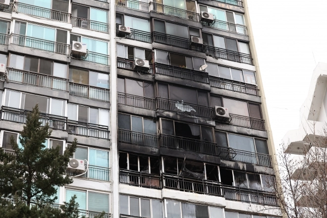 24일 화재가 발생한 서울 대치동 은마아파트  외벽이 검게 그을려 있다. 2026.02.24. 뉴시스