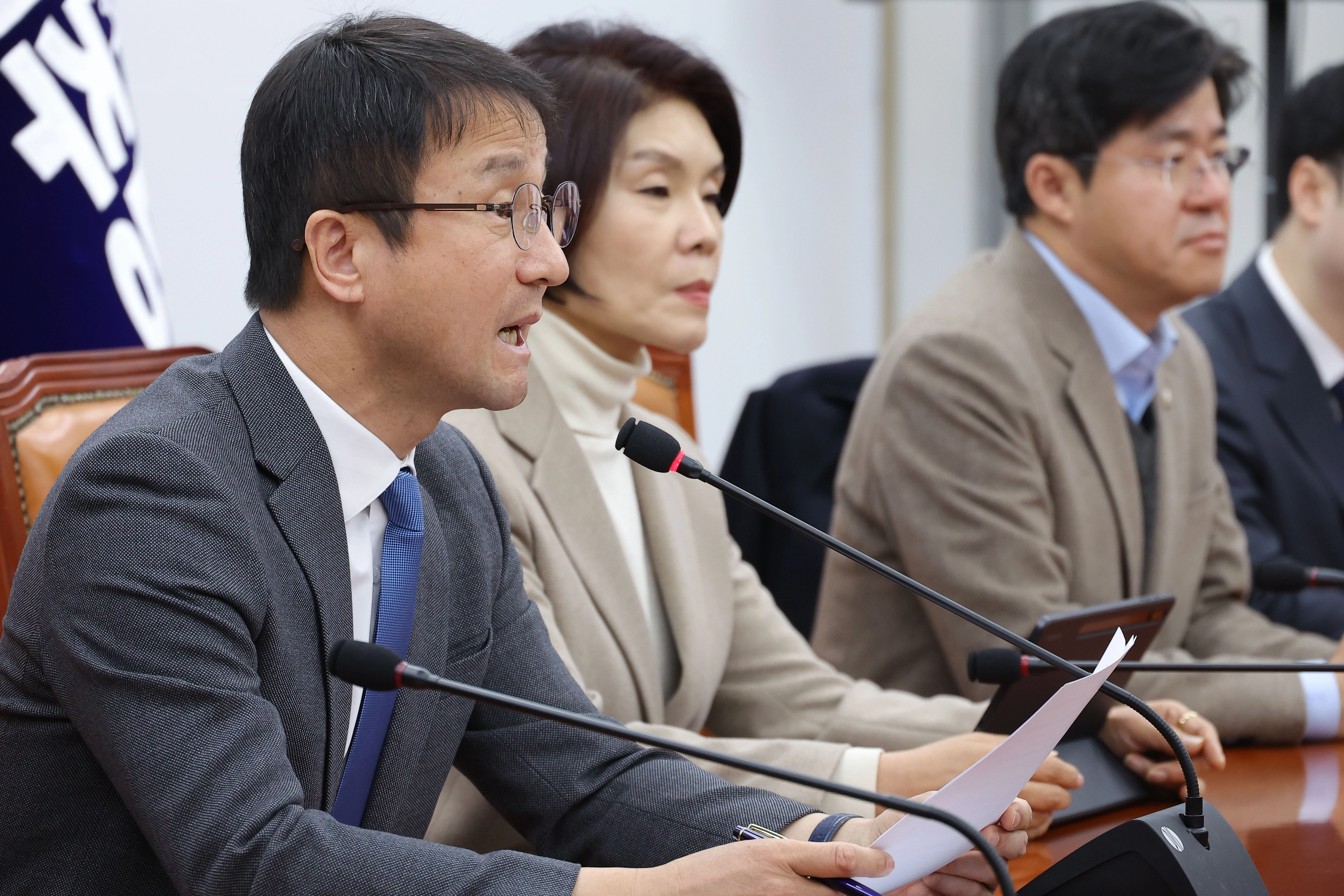 오늘 본회의 상정 법안은…  한병도 더불어민주당 원내대표가 24일 국회에서 열린 원내대책회의에서 이날 오후 열릴 예정인 본회의에 상정할 법안에 대해 말하고 있다. 2026.2.24 연합뉴스