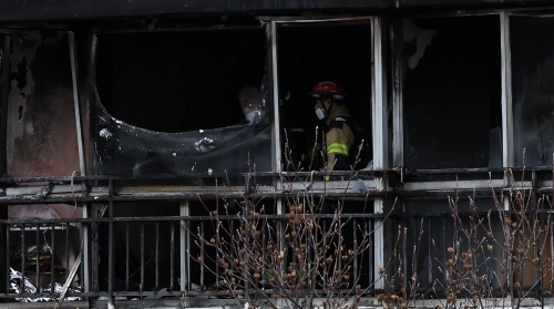 24일 서울 대치동 은마아파트 화재현장에서 소방대원이 현장을 살펴보고 있다. 2026.02.24. 뉴시스