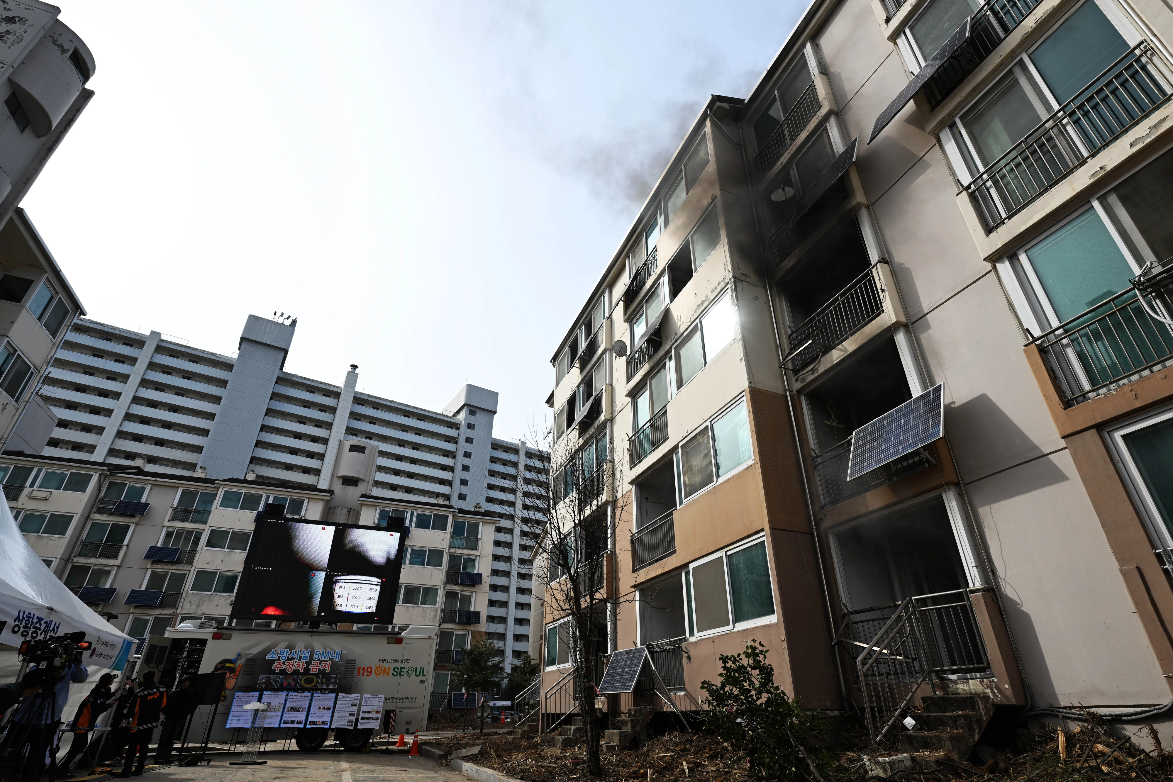 서울소방재난본부와 서울주택도시개발공사(SH)가 지난 23일 서울 노원구 하계5단지에서 제2차 아파트 실물화재 실험을 진행하고 있다. 2026.2.24 홍윤기 기자