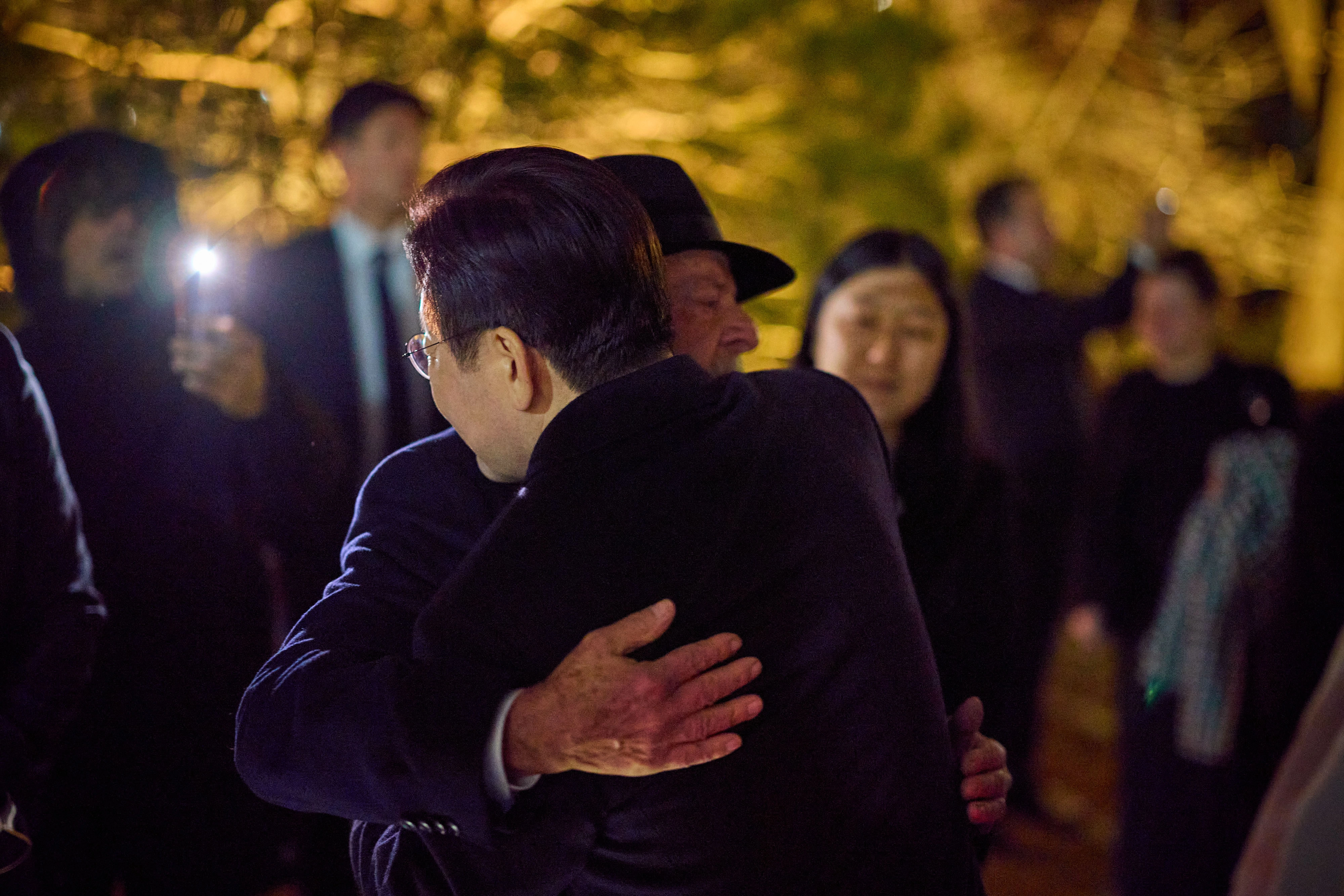 포옹하는 한-브라질 정상  이재명 대통령이 23일 청와대 상춘재에서 브라질 루이스 이나시우 룰라 다 시우바 대통령을 배웅하며 포옹하고 있다. 청와대 제공