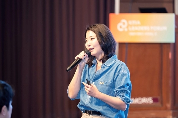 [사진: 김진아 GS 상무가 ‘52g 프로젝트’로 대표되는 전사적 AX 실행 노하우를 설명하고 있다.(사진=한국능률협회)]