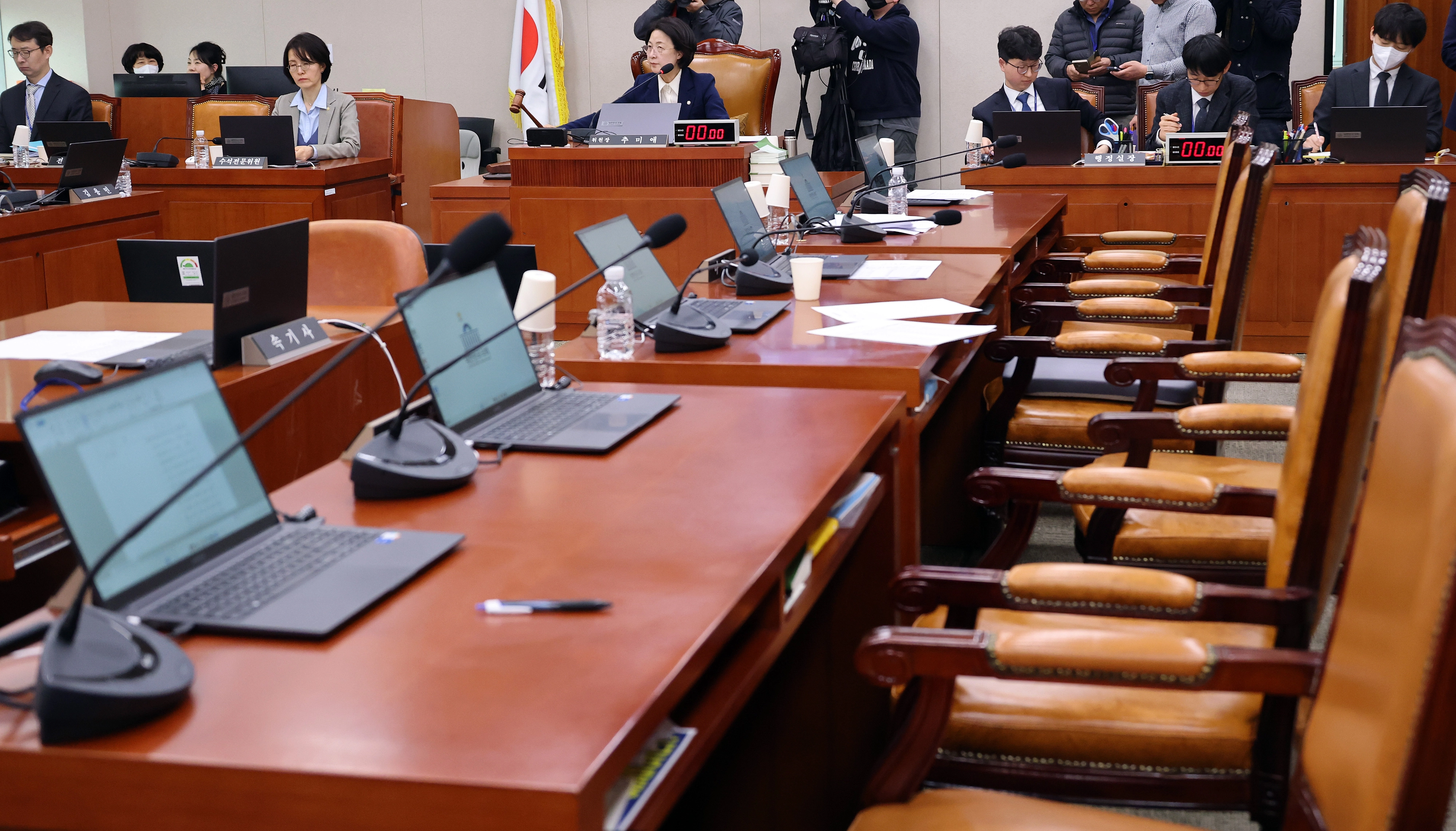 24일 국회에서 열린 법제사법위원회 전체회의에서 국민의힘 의원들이 전남·광주 통합특별시 설치를 위한 특별법안이 통과에 항의하며 퇴장해 빈자리가 보이고 있다. 2026.2.24. 연합뉴스