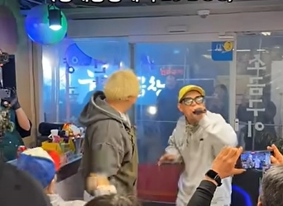 배우 김규리가 이달 초 자신의 유튜브 채널에 공개한 영상. DJ DOC 멤버 이하늘이 운영하는 서울 은평구의 곱창집에서 노래를 부르고 춤을 추는 등 ‘깜짝 콘서트’가 열렸다. 자료 : 김규리 유튜브