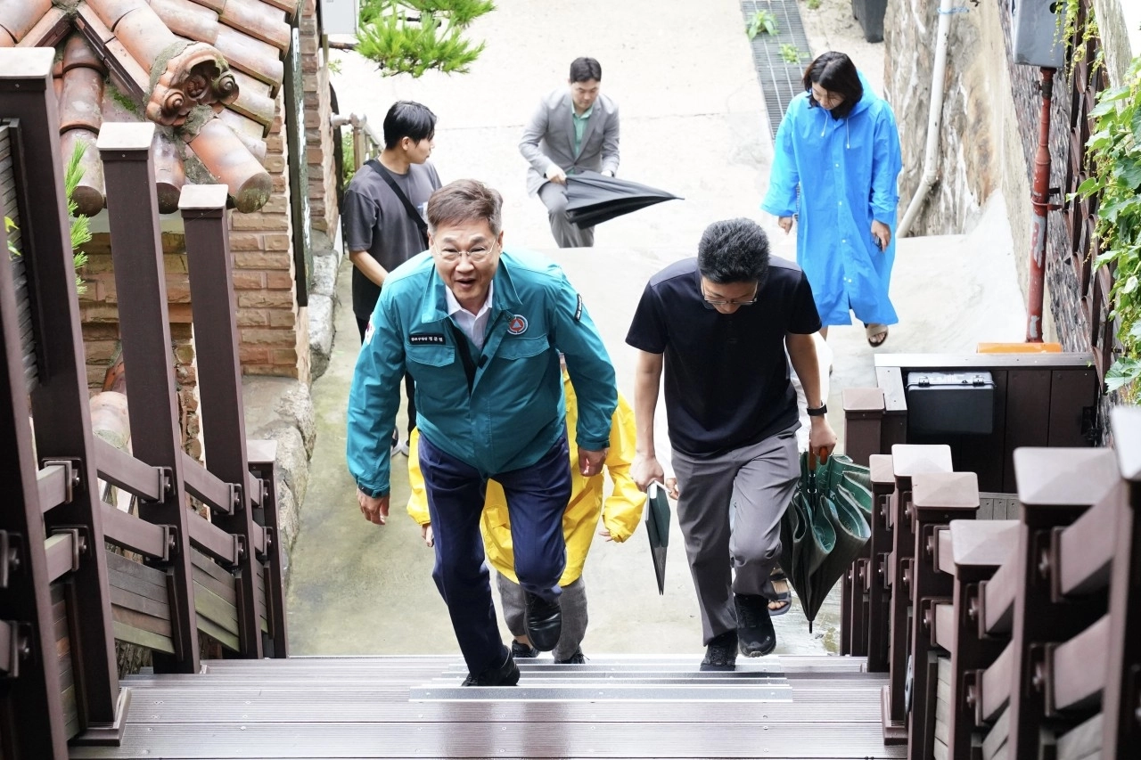 정문헌 서울 종로구청장  정문헌(앞쪽) 서울 종로구청장이 종로구의 한 계단을 오르고 있다. 
종로구 제공