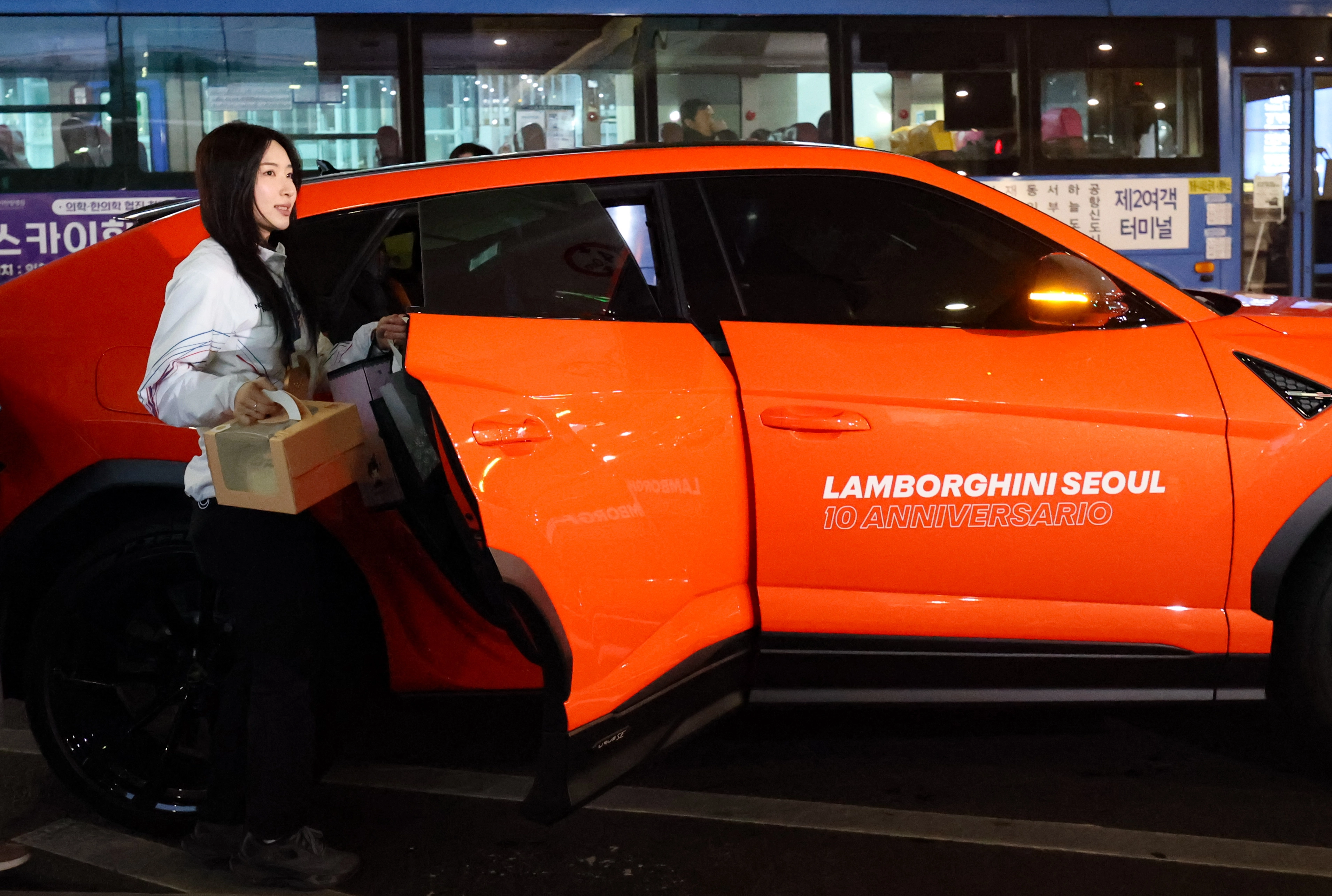 람보르기니 타고 떠나는 람보르길리  2026 밀라노-코르티나 동계올림픽 금메달리스트 김길리가 24일 오후 인천국제공항 제2여객터미널에서 람보르기니 우르스 차량을 타고 떠나고 있다. 람보르기니 공식 딜러사 람보르기니 서울은 이날 귀국하는 김길리 선수를 위해 특별 의전 차량을 제공했다. 2026.2.24 뉴시스
