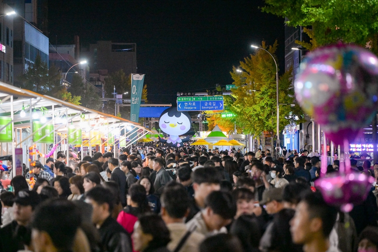 원도심 중앙로를 가득 메운 시민과 관람객들이 ‘2025 순천 푸드앤아트페스티벌’을 즐기고 있다.