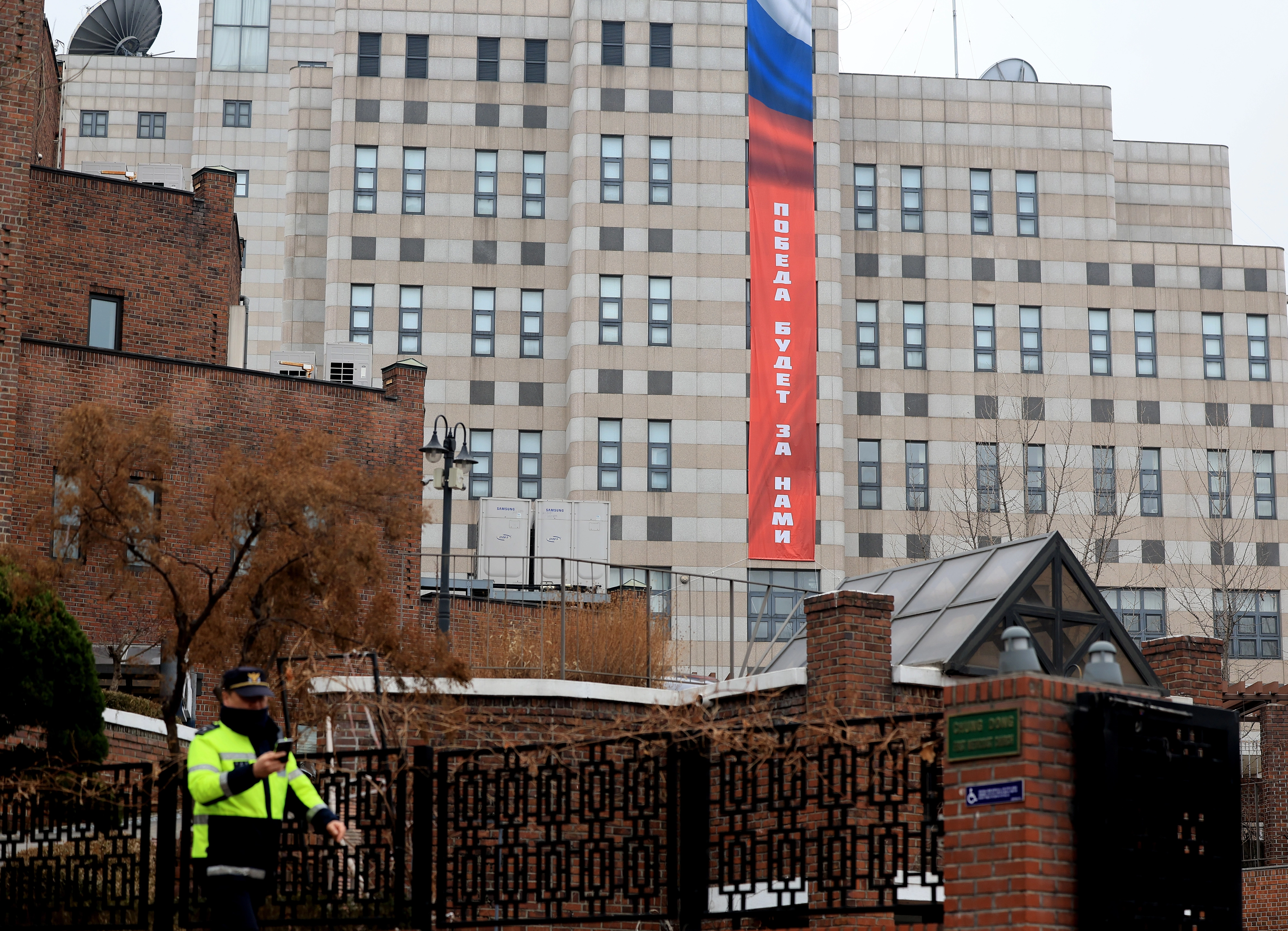 ‘승리는 우리 것’ 현수막 건 주한 러시아 대사관  러시아의 우크라이나 침공으로 시작된 전쟁이 4주년을 이틀 앞둔 22일 서울 중구 주한 러시아 대사관 건물 벽에 러시아어로 ‘승리는 우리의 것이다(Победа будет за нами)’이라고 쓰인 현수막이 걸려 있다. 2026.2.22 뉴스1