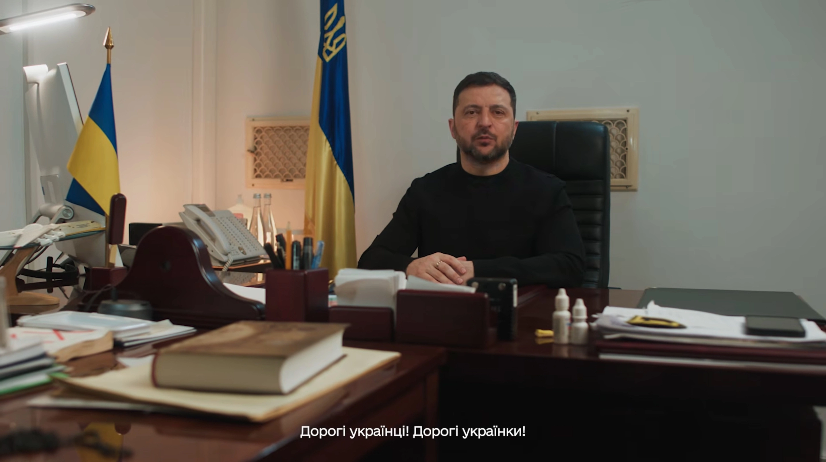 볼로디미르 젤렌스키 우크라이나 대통령은 러시아의 침공 4주년인 24일(현지시간) 수도 키이우 반코바 모처 지하벙커에서 대국민 메시지를 발표하고 있다. 2026.2.24 우크라 대통령실