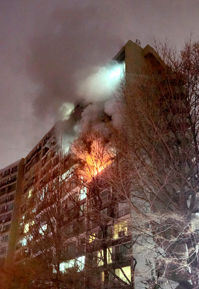 24일 오전 6시 18분께 서울 강남구 대치동 은마아파트에서 발생한 화재로 1명이 숨지고 같은 집에 있던 2명이 얼굴에 화상을 입고 연기를 마시는 등 부상을 입고 구조됐다. 아파트 주민 70여명은 스스로 대피했다.  소방 당국은 오전 6시 48분께 불길을 잡은 뒤 화재 발생 1시간여 만인 7시 36분께 불을 완전히 껐다.사진은 이날 화재 당시 모습. 2026.2.24 독자 제공