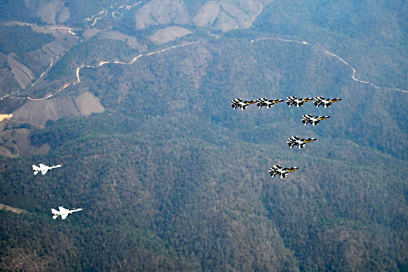 공군은 특수비행팀 블랙이글스가 사우디 ‘세계 방위산업 전시회’ 참가를 마치고 한국으로 복귀한다고 24일 밝혔다. 사진은 한국 복귀 길인 지난 18일, 블랙이글스 T-50B 7대(오른쪽)와 태국 공군 T-50TH 2대가 한 태 공군 우정비행을 실시하고 있는 모습. 2026.2.24 공군 제공