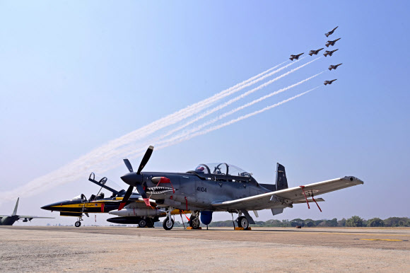 공군은 특수비행팀 블랙이글스가 사우디 ‘세계 방위산업 전시회’ 참가를 마치고 한국으로 복귀한다고 24일 밝혔다. 사진은 한국 복귀 길인 지난 18일, 태국 치앙마이 공군기지에서 실시한 한-태 공군 간 우정비행에서 블랙이글스가 편대를 이루어 비행하고 있는 모습. 2026.2.24 공군 제공