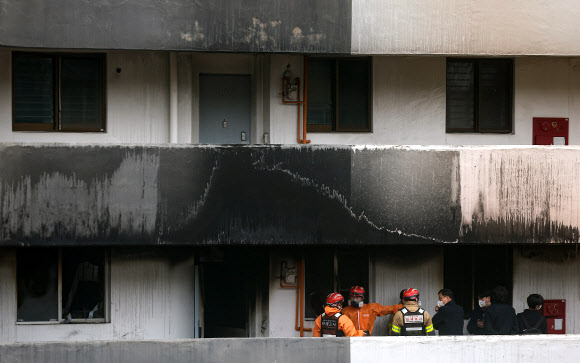 24일 오전 6시 18분께 서울 강남구 대치동 은마아파트에서 발생한 화재로 1명이 숨지고 같은 집에 있던 2명이 얼굴에 화상을 입고 연기를 마시는 등 부상을 입고 구조됐다. 아파트 주민 70여명은 스스로 대피했다.  소방 당국은 오전 6시 48분께 불길을 잡은 뒤 화재 발생 1시간여 만인 7시 36분께 불을 완전히 껐다.  이날 화재가 발생한 아파트에서 경찰, 소방 관계자들이 화재 원인 조사를 위한 합동 감식을 하고 있다. 2026.2.24 연합뉴스
