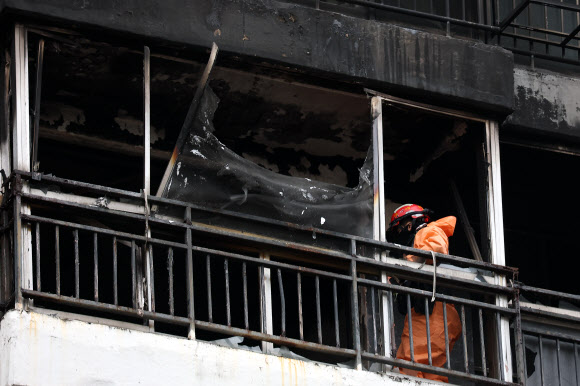 24일 오전 6시 18분께 서울 강남구 대치동 은마아파트에서 불이 나 1명이 숨지고 3명이 다쳤다.   이날 화재가 난 은마아파트의 해당 세대에서 경찰과 소방의 1차 현장 합동 감식이 진행되고 있다. 2026.2.24 연합뉴스