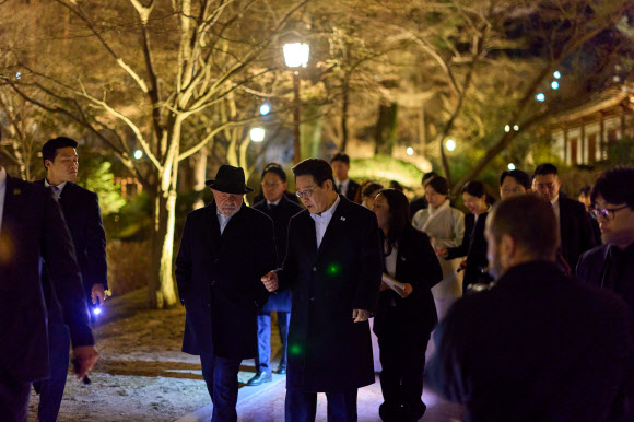 이재명 대통령과 루이스 이나시우 룰라 다시우바 브라질 대통령이 23일 청와대에서 친교행사 후 이동하고 있다. 2026.2.24. 청와대 제공