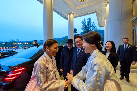 김혜경 여사가 23일 청와대에서 루이스 이나시우 룰라 다시우바 브라질 대통령 국빈방문 환영 만찬에 참석하는 다시우바 여사와 인사하고 있다. 2026.2.24. 청와대 제공
