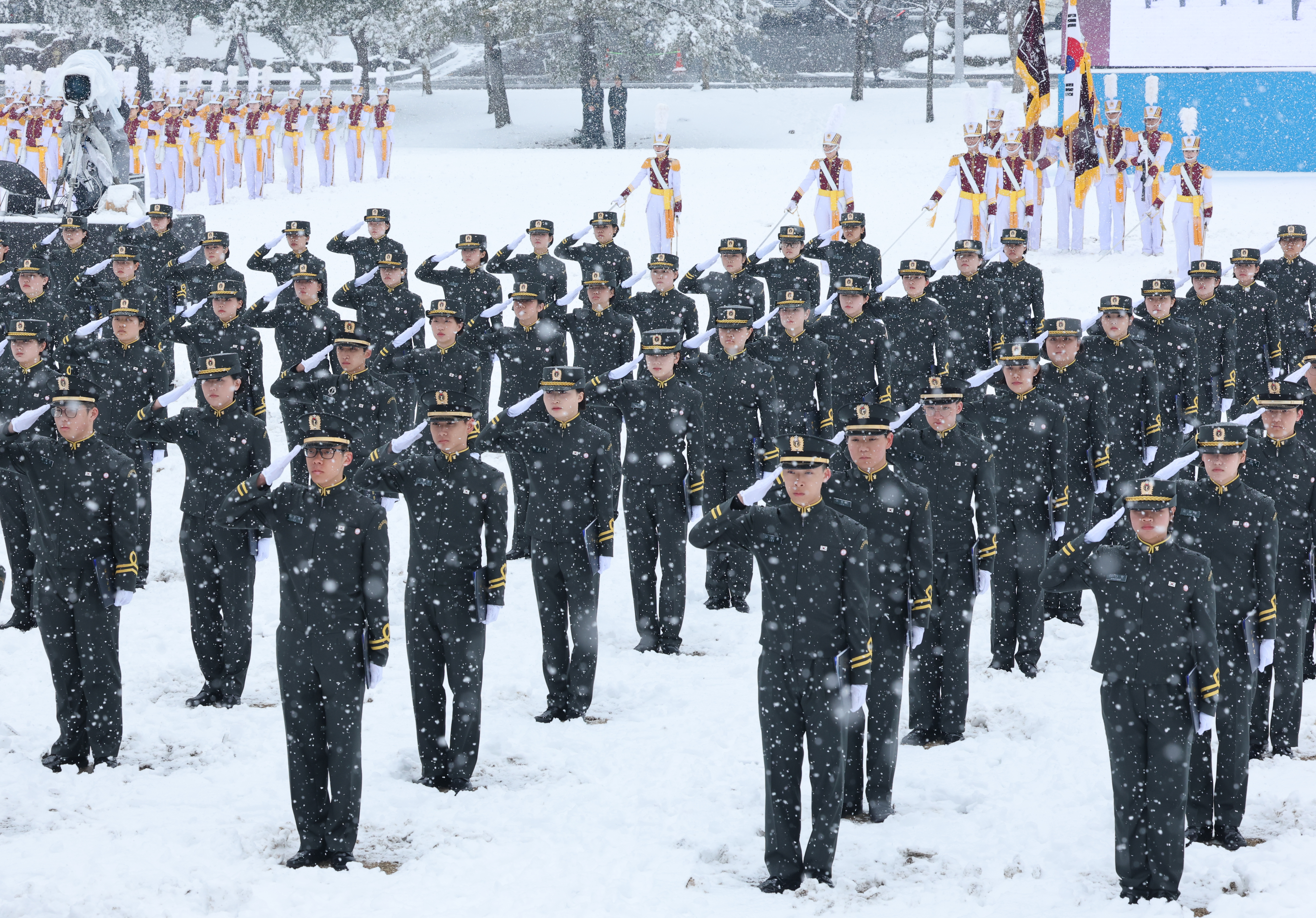 24일 대전 유성구 국군간호사관학교에서 열린 제70기 입학식에서 신입생도들이 거수경례를 하고 있다.  이날 입학한 신입생도 90명은 군과 국가 발전에 기여하는 정예 간호장교로 거듭날 것을 다짐했다. 2026.2.24. 뉴스1