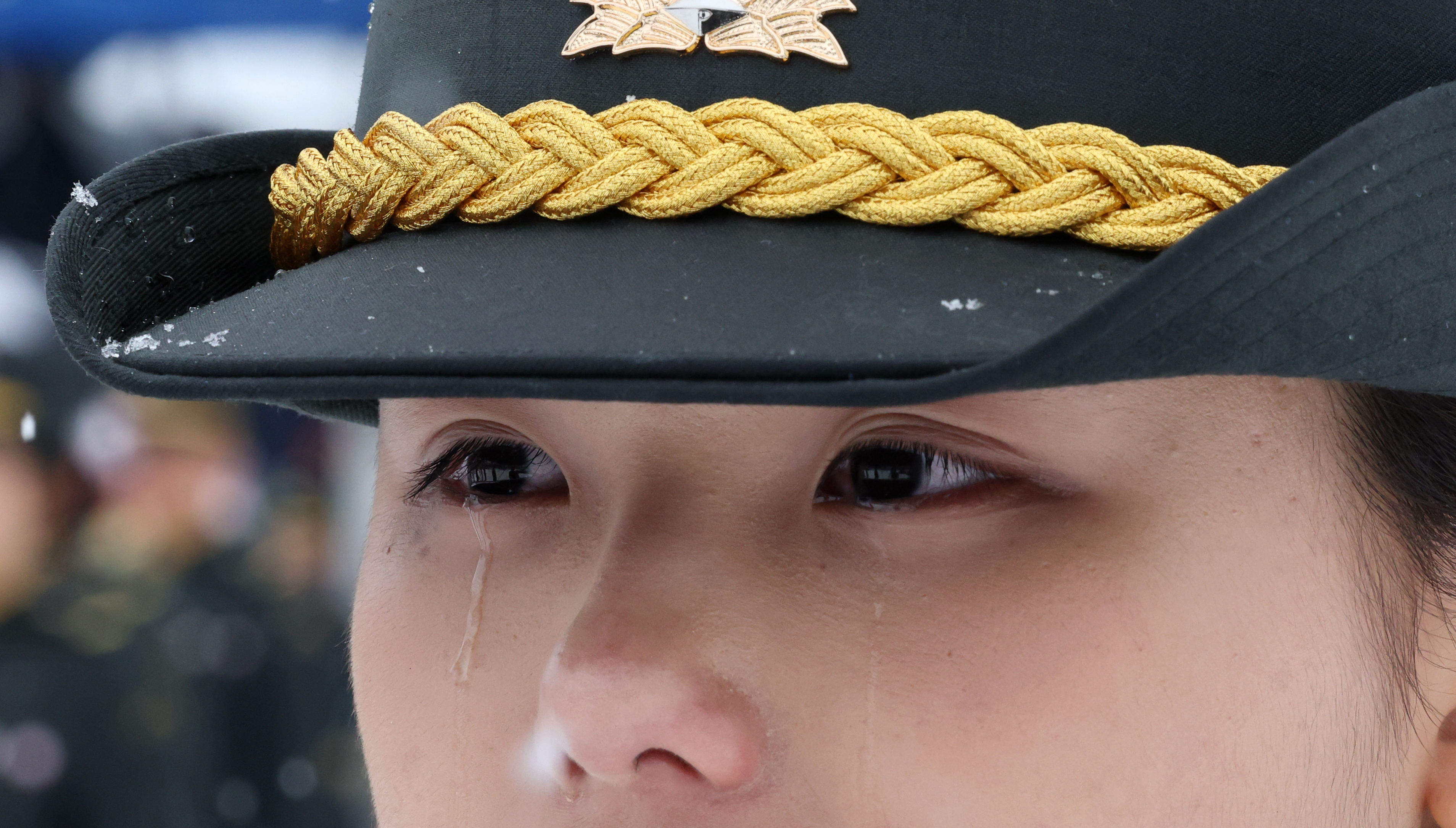 24일 대전 유성구 국군간호사관학교에서 열린 제70기 입학식에서 신입생도가 훈련 영상을 보며 눈물을 흘리고 있다. 이날 입학한 신입생도 90명은 군과 국가 발전에 기여하는 정예 간호장교로 거듭날 것을 다짐했다. 2026.2.24. 뉴스1