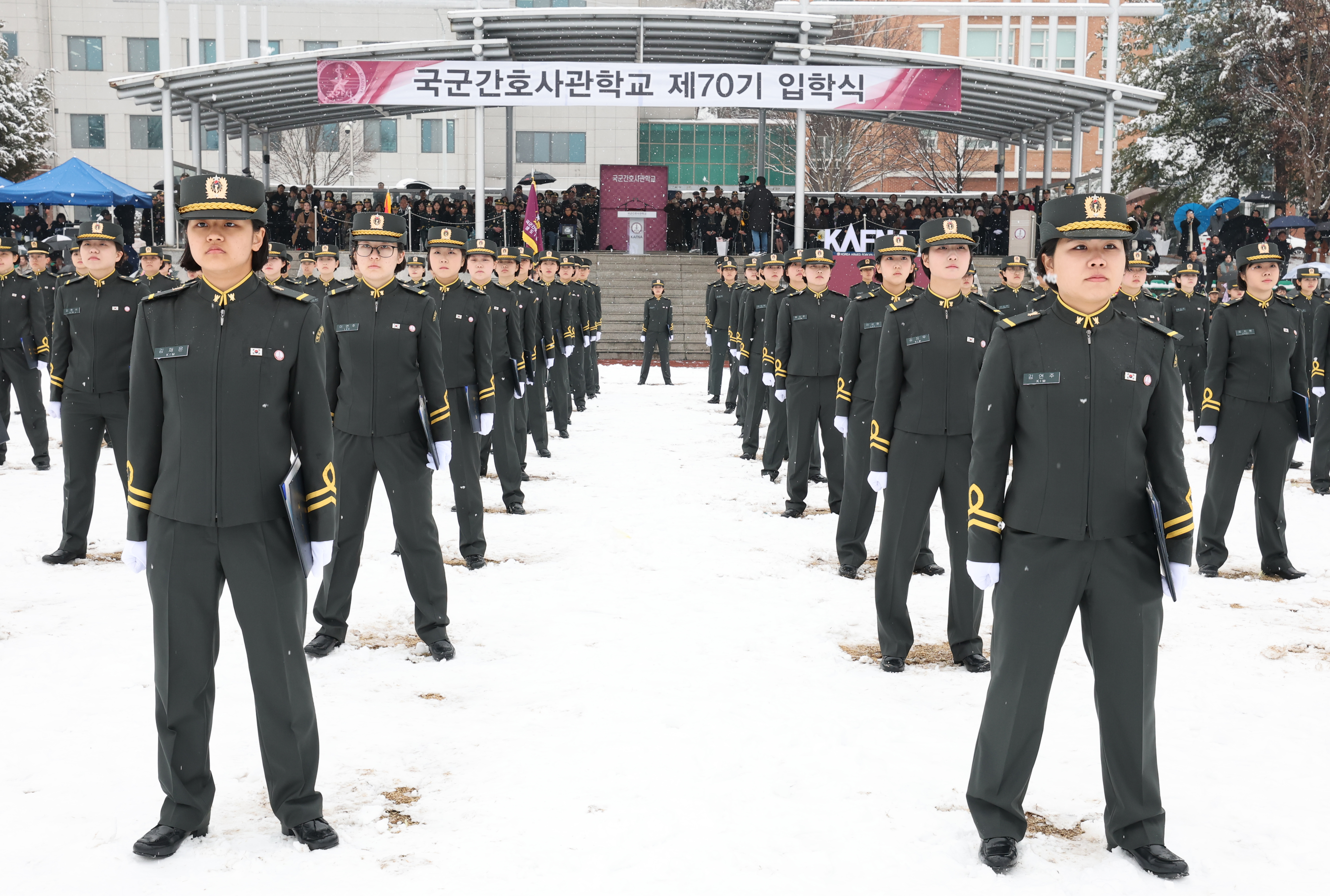 24일 대전 유성구 국군간호사관학교에서 열린 제70기 입학식에서 신입생도들이 도열해 있다.  이날 입학한 신입생도 90명은 군과 국가 발전에 기여하는 정예 간호장교로 거듭날 것을 다짐했다.  2026.2.24. 뉴스1