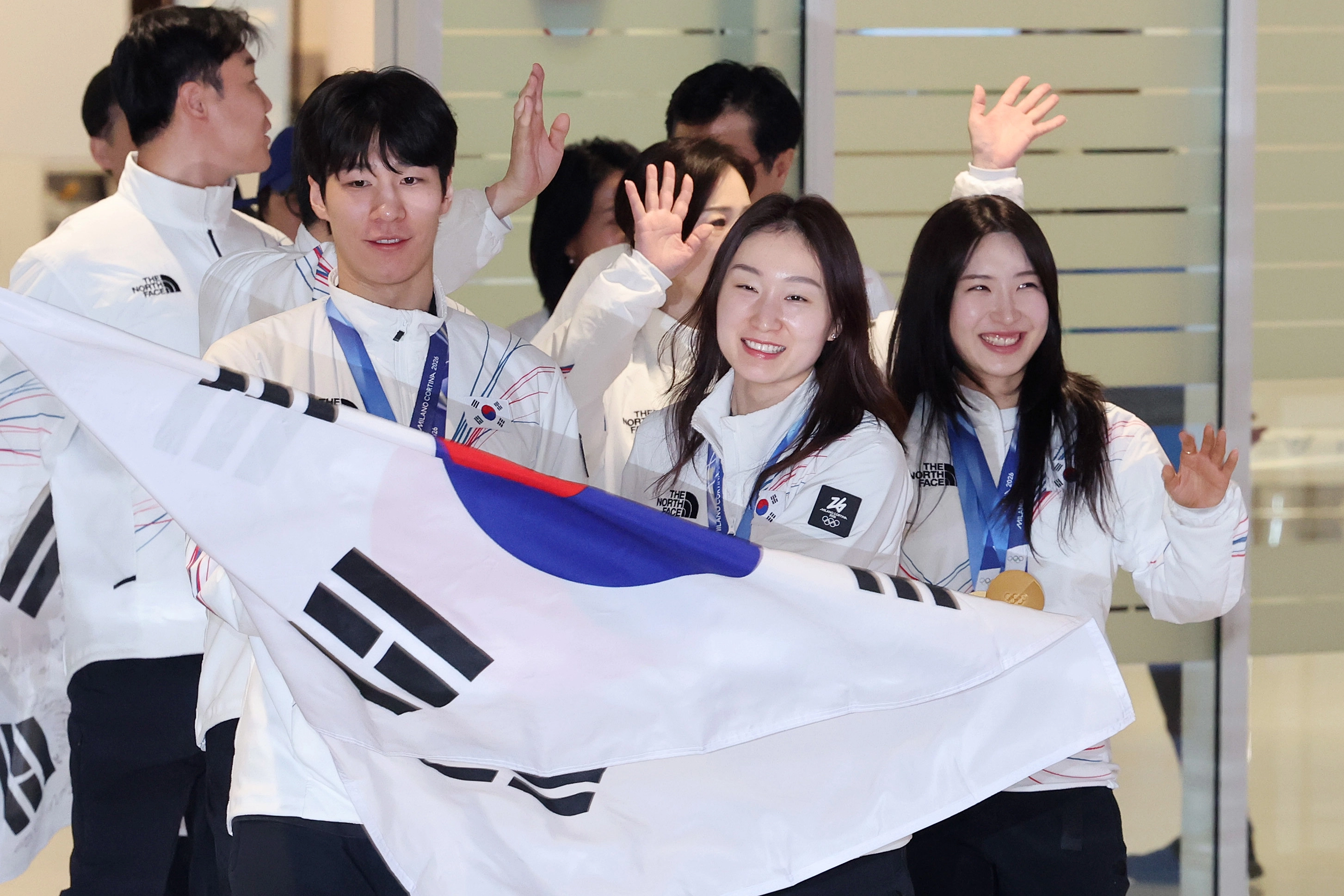 쇼트트랙 국가대표 황대헌(왼쪽), 최민정(가운데), 김길리(오른쪽) 등 2026 밀라노·코르티나담페초 동계올림픽을 마친 대한민국 선수단이 24일 인천국제공항 제2여객터미널을 통해 귀국하며 인사하고 있다. 2026.2.24 연합뉴스