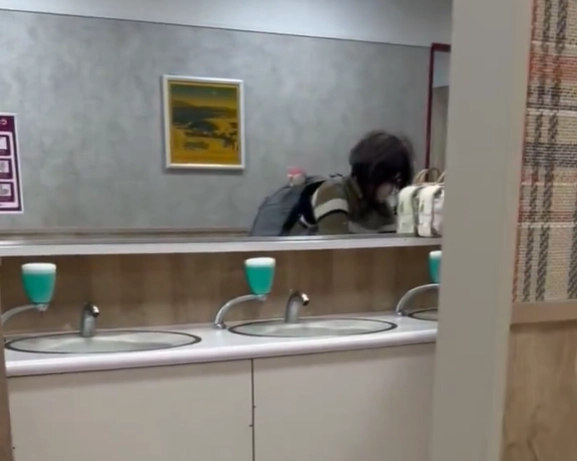 일본 복합쇼핑몰 ‘이온몰’ 오야마점 여자 화장실에서 여장한 남성이 목격됐다. 남성이 여자 화장실 세면대에서 손을 씻는 모습. 엑스(X) 캡처