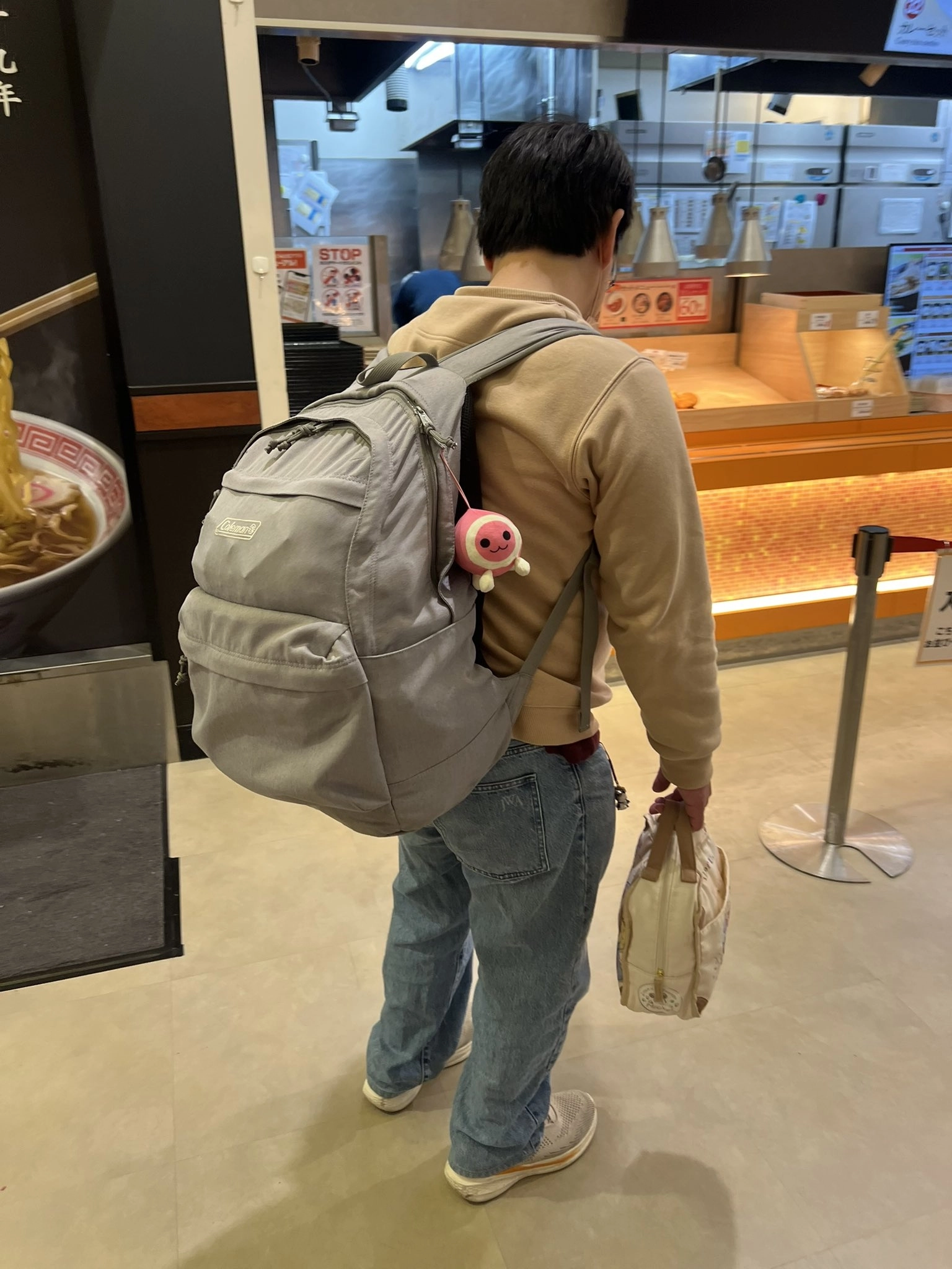 일본 복합쇼핑몰 ‘이온몰’ 오야마점 여자 화장실에서 여장한 남성이 목격됐다. 같은 남성으로 추정되는 인물이 가발을 벗고 옷을 갈아입은 모습. 엑스(X) 캡처