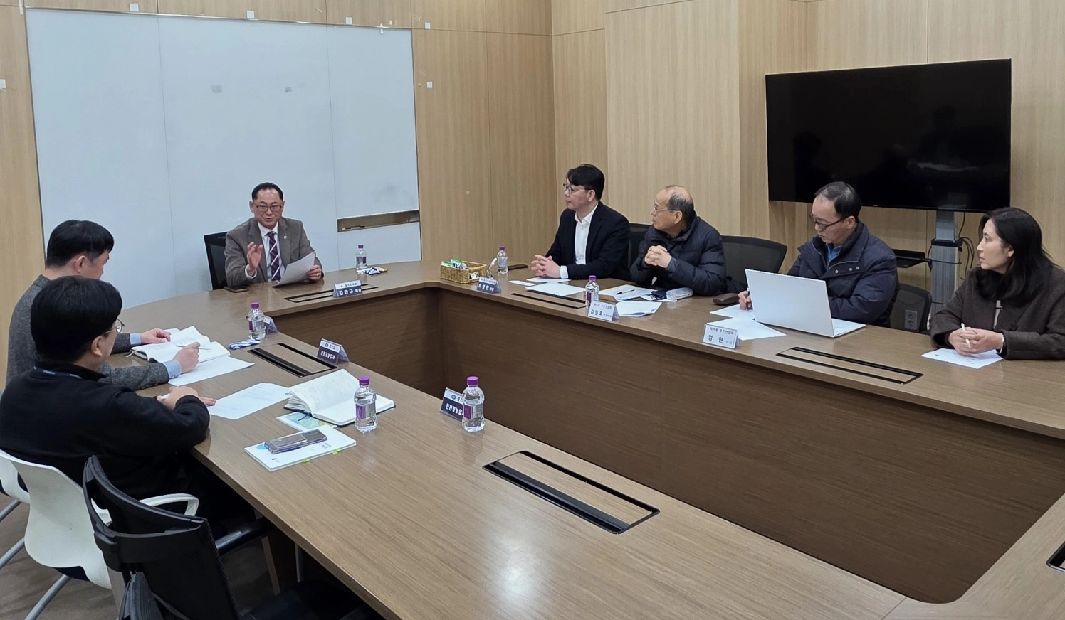 김완규 의원이 24일 경기도의회 정담회실에서 경기도 친환경농업과 백현 팀장 및 덕이동 주민총연합회 관계자들과 덕이지구 공유지 무상귀속과 대지권(미등기) 문제 해결을 위한 간담회를 진행하고 있다.(사진=경기도의회)