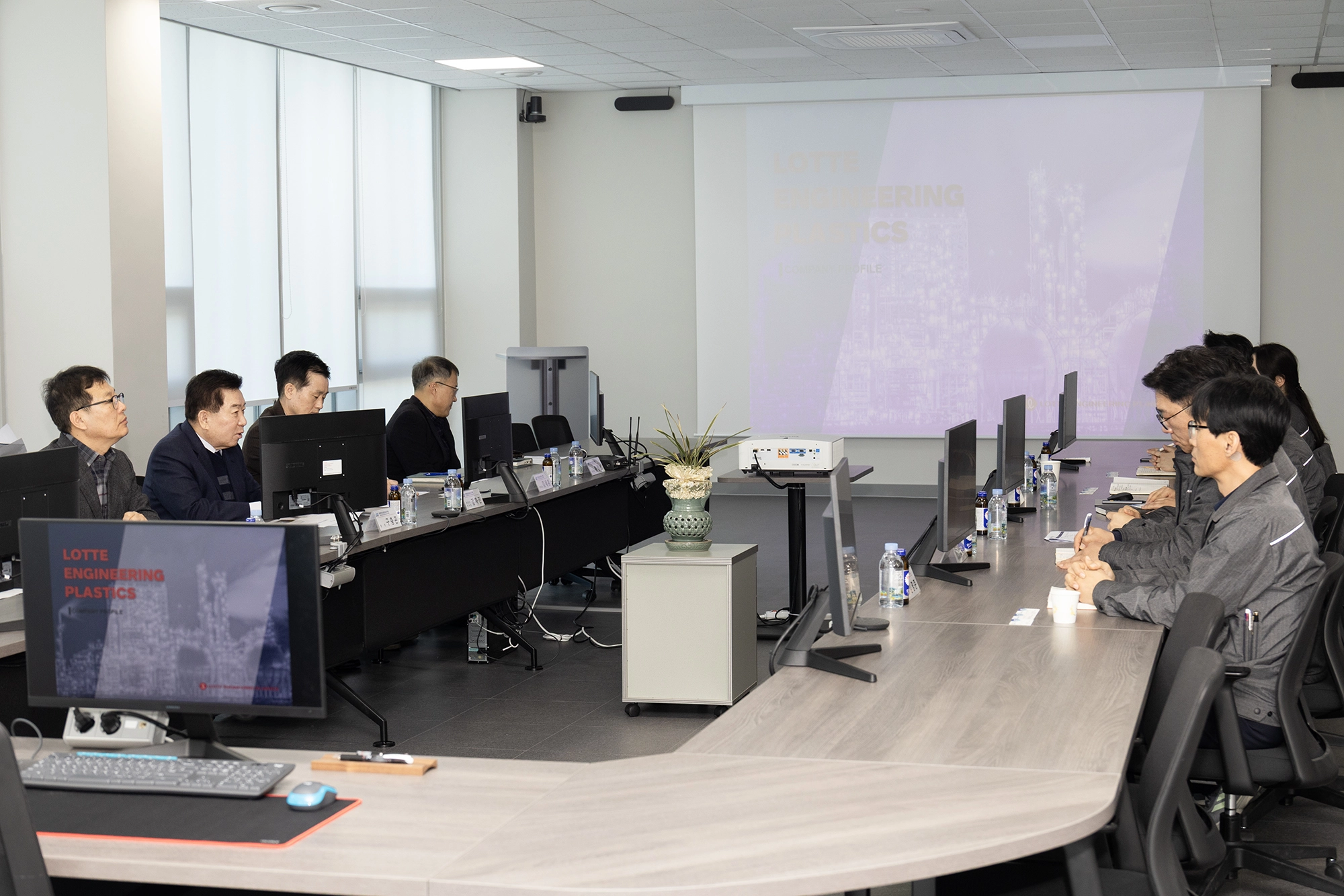 구충곤 광양경자청장이 롯데엔지니어링플라스탁 율촌공장을 방문해 기업관계자들과 간담회를 갖고 생산라인 운영현황과 향후 투자게획에 대해 논의하고 있다.