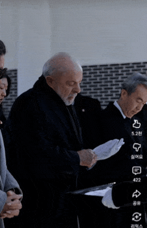 룰라 브라질 대통령이 지난 23일 현충원 참배를 앞두고 장갑을 착용하고 있다. 유튜브 캡처
