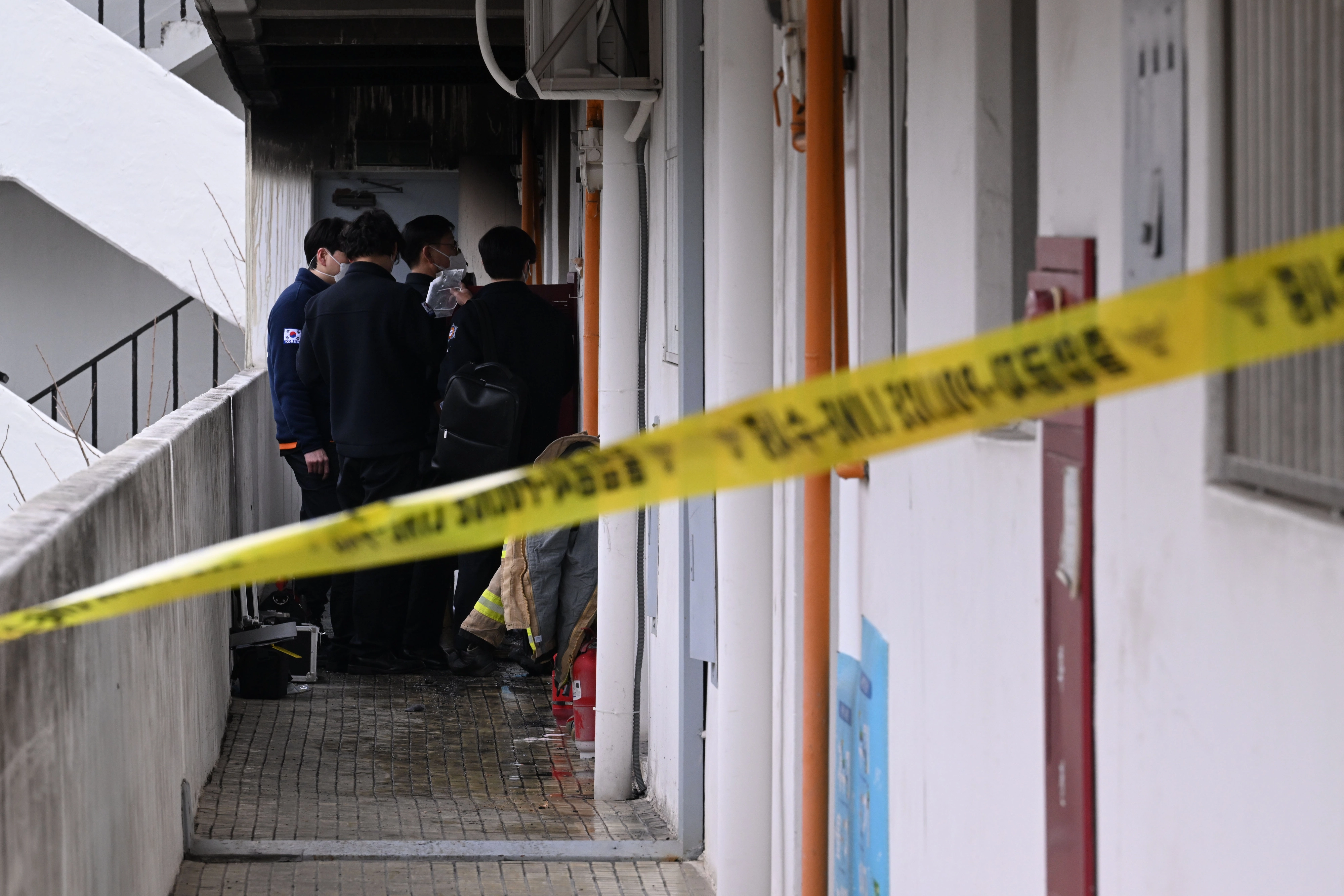 8월 24일 오전 화재가 발생한 서울 강남구 대치동 은마아파트에서 경찰, 소방 관계자들이 화재 원인 조사를 위한 합동 감식을 하고 있다. 2026.2.24. 도준석 전문기자